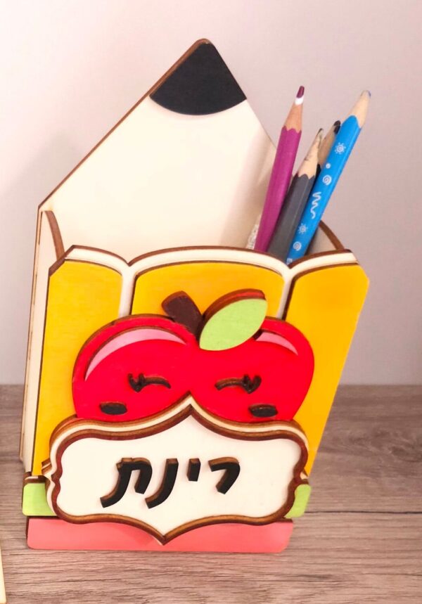⁦מעמד לעפרונות עם שם⁩ – תמונה ⁦2⁩